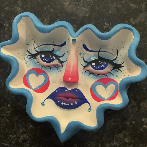 3d Pottery Ceramic Art, Clay Face Ashtray, Pop Art Ceramics Ideas, Weird Air Dry Clay Ideas, Funky Ceramic Art, Trippy Pottery, Funky Ashtrays, Trippy Clay Art, Cool Clay Art