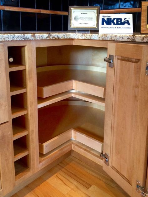 Diy Corner Cabinet, Kitchen Corner Cupboard, Corner Cabinet Solutions, Kitchen Cabinet Storage Solutions, Kitchen Corner Storage, Kitchen Cabinet Plans, Cabinet Storage Solutions, Blind Corner Cabinet, Kitchen Cabinet Organization Ideas