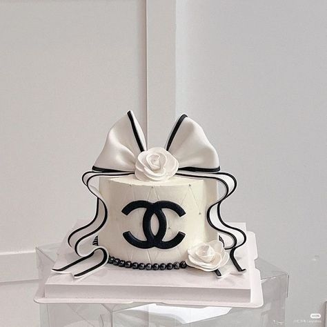 Different Cake Shapes, Chanel Cake Birthdays, Birthday Cake Aesthetic 17, Dior Cake Ideas, Chanel Cake Ideas, Birthday Cake Chanel, Boujee Birthday Cake, Chanel Birthday Theme, Dior Cake