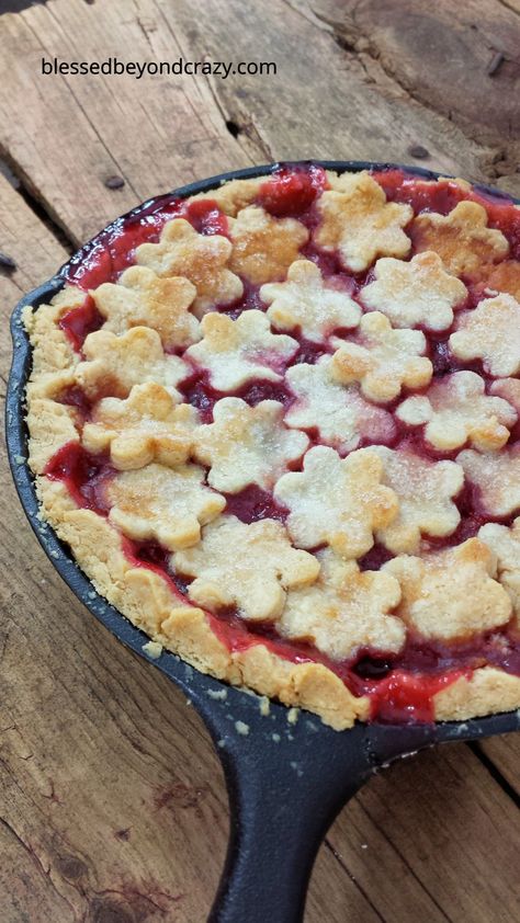 Rustic Cast Iron Skillet Cherry Pie Easy Camping Desserts, Mini Cast Iron Skillet, Dutch Oven Camping Recipes, Mini Cast Iron, Cherry Pie Recipe, Camping Desserts, Fruit Pies, Iron Skillet Recipes, Skillet Recipes