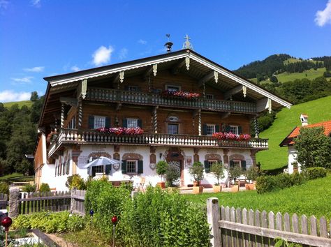 Austrian Houses Traditional, Austrian House, Rustic Chalet, Meadow House, Swiss House, German Houses, Tirol Austria, Chalet Design, Traditional Values