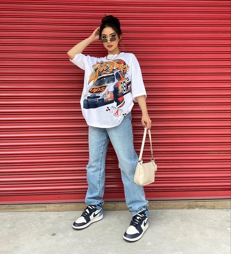 #graphictee #jeans #jeansoutfit baggy jeans #jordans jordan sneakers #nike #drip #trendy #streetwear Girl Streetwear Outfit, Nike Drip, Oversized Tee Outfit, University Outfit, Oversized Outfit, Hoodie Streetwear, Outfits Streetwear, Streetwear T Shirt, Trendy Streetwear