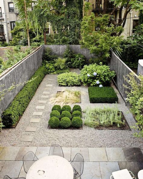 Garden Roundup: Perfect Party Spaces in the City - Gardenista Brooklyn Backyard, Small Backyard Garden Design, Townhouse Garden, Backyard Ideas For Small Yards, Terrace Garden Design, Courtyard Gardens Design, Small Backyard Gardens, Low Maintenance Garden, The Secret Garden