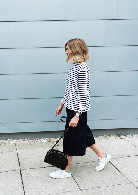 Culottes & stripes How To Wear Culottes, Culottes Outfit, Minimalist Wardrobe Capsule, Culotte Style, Style Casual Chic, Sneakers Fashion Outfits, Minimal Chic, Minimalist Wardrobe, Fashion Weeks