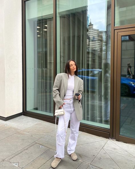 SHANNON KENYON (@shanvictoriak) • Instagram photos and videos Birkenstock Shearling Clogs Outfit, Shearling Clogs Outfit, Clogs With Jeans, Outfit Leggings Casual, How To Wear Birkenstock Clogs, Birkenstock Outfit Leggings, Style Birkenstock Boston, How To Wear Birkenstock, Birkenstock Shearling