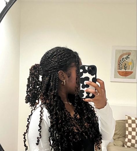 Passion Twist Claw Clip Hairstyle, Passion Twists Hairstyle Mid Length, Claw Clip Passion Twist, Mini Passion Twist Hairstyles, Shirt Passion Twist, Passion Twist Claw Clip, Small Passion Twists Medium Length, Curled Braided Hairstyles, Mini Short Passion Twists