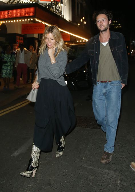 Night Out In London, Sienna Miller Style, Givenchy Boots, Oversized Trench Coat, Mid Heel Boots, Chunky Knit Jumper, Sienna Miller, Anna Wintour, Cashmere Blend Sweater