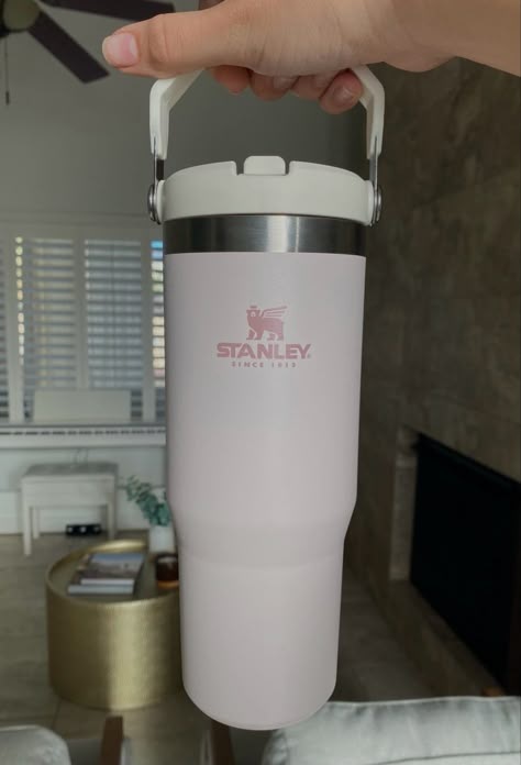 Pink Stanley Cup With Handle, Light Pink Stanley Cup Aesthetic, Stanley Water Bottle Pink, Rose Quartz Stanley Cup Aesthetic, Stanley Cup Iceflow, Stanley Iceflow Aesthetic, Stably Cups, Light Pink Stanley Cup, Pink Stanley Cup