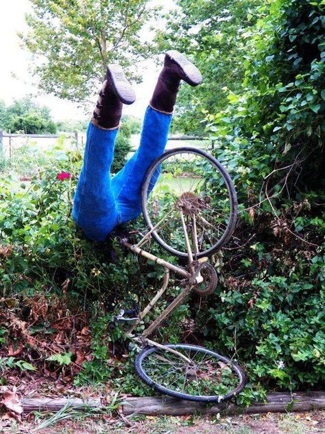 Scarecrows For Garden, Recycled Garden Art, Halloween Prop, Recycled Garden, Garden Art Projects, Bike Wheel, Garden Bed, Garden Art Diy, Gorgeous Gardens