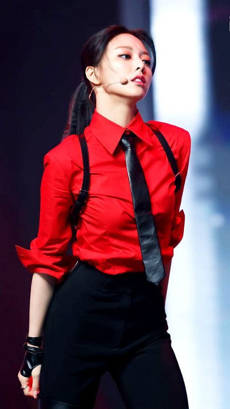 Kpop Female Idols, Woman In Suit, Idol Outfit, Itzy Yuna, Yuna Itzy, Female Idols, Female Pose Reference, Comfy Jeans, Red Suit