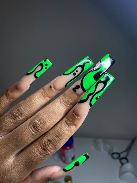 Shego Inspired Nails, Kim Possible Nails, Shego Acrylic Nails, Green And Black Nails Halloween, Shego Nails, Green Snake Nails Acrylic, Black And Green Snake Nails, Nail Blue, Stilleto Nails Designs