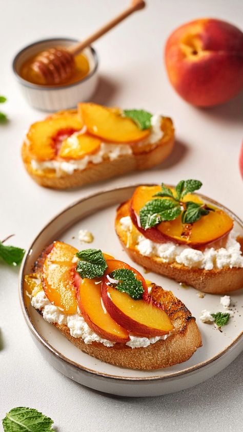 Try our absolute highlight among the peach recipes: the bruschetta recipe is perfect as a delicious summer starter, healthy snack, appetiser or sweet breakfast recipe. Peach Food Photography, Peach Dishes, Peach Toast, Peach Bruschetta, Peach Topping, Summer Food Photography, Healthy Toast Recipes, Healthy Toast Toppings, Healthy Peach Recipes