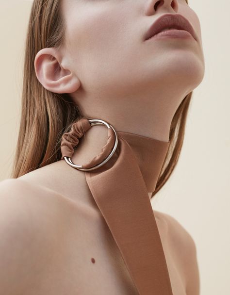 Photography ©️ Damoy Damoy is a multi-brand boutique based in Antwerp, Belgium. Their carefully curated showroom includes a small but wo... Grommet Fashion, Minimal Chic, Laura Lee, Instagram Foto, Coco Chanel, Fashion Details, Close Up, Choker Necklace, A Woman