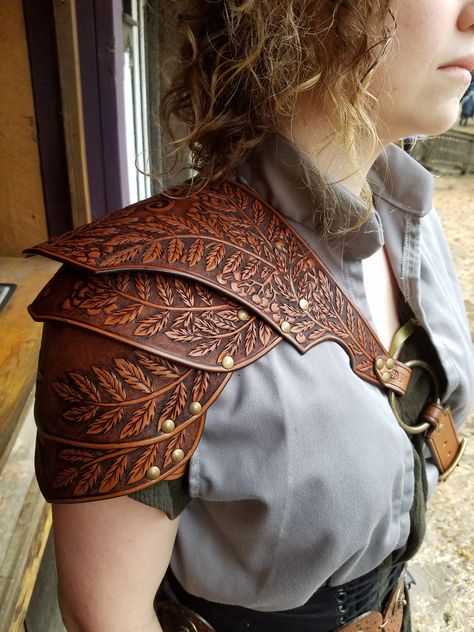 Shoulder Armor Women, Leather Armor Dnd, Kidney Belt, Ren Faire Outfits, Ren Faire Costume, Fair Outfits, Female Armor, Leather Armor, Festival Costumes