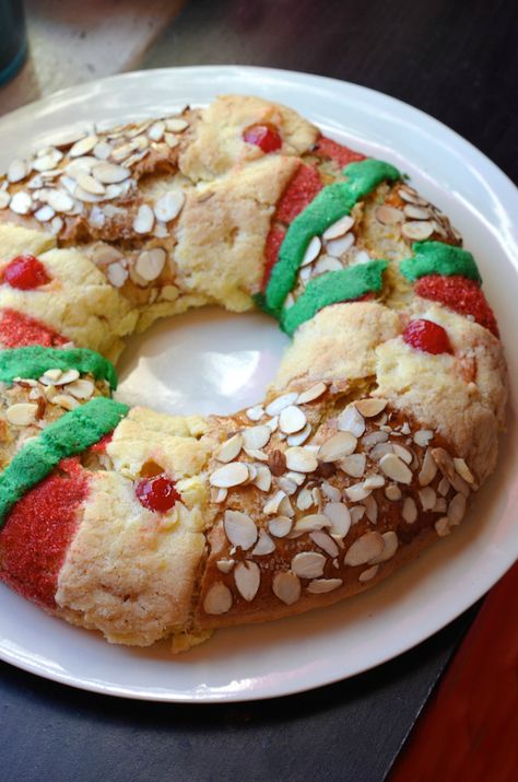 Three Kings Day Decorations, Three Kings Cake Recipe, Food Puerto Rico, King Bread, Kings Bread, Decorative Bread, Recipes Treats, Three Kings Day, King Cake Recipe