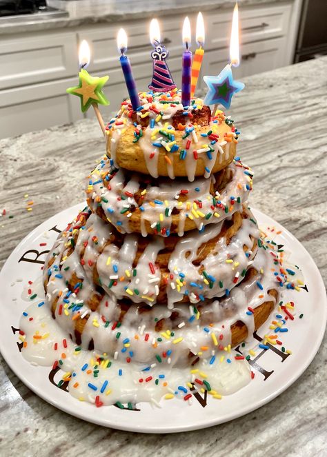 Cinnamon Roll Tower Cake, Cinnamon Roll Birthday Cake Ideas, Cinnamon Bun Birthday Cake, Birthday Breakfast Decorations, Breakfast Birthday Cake Ideas, Cinnamon Rolls Birthday Cake, Cinnamon Rolls Birthday, Breakfast Birthday Cake, Cinnamon Roll Birthday Party