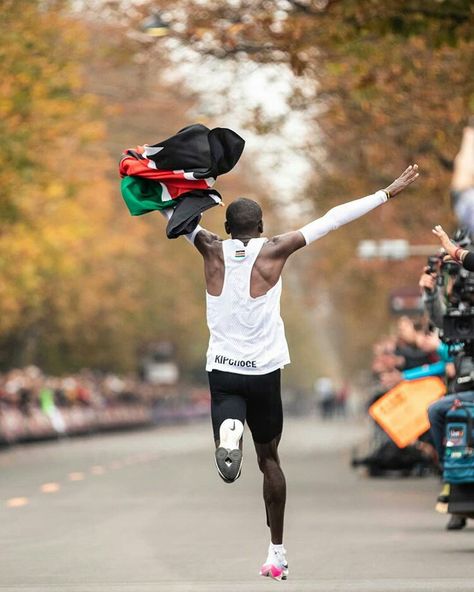 Running Inspiration Photos, Jogging Aesthetic, Eliud Kipchoge, Mens Fashion Week Street Style, Run A Marathon, Running Photography, Fitness Vision Board, Marathon Training Plan, Endurance Workout