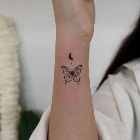 Side Wrist Tattoos, Butterfly Wrist Tattoo, Tato Henna, Hand Tattoos For Girls, Small Butterfly Tattoo, Butterfly Tattoos For Women, Petite Tattoos, Small Butterfly, Wrist Tattoos For Women