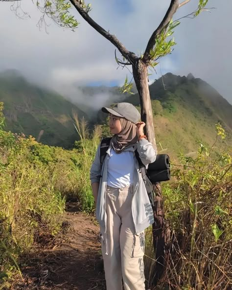 Outfit Camping Hijab, Ootd Bromo Hijab, Outfit Mendaki, Hijab Outfit Style, Ootd Hiking, Hiking Ootd, Green Ootd, Style Hijab Simple, Outfit Ideas Hijab