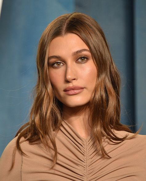 Soft Autumn Hair, Hailey Baldwin Hair, Hailey Bieber Hair, Autumn Hair Color, Rich Brown Hair, Chestnut Hair, Autumn Hair, Ash Hair, Brown Hair Inspo