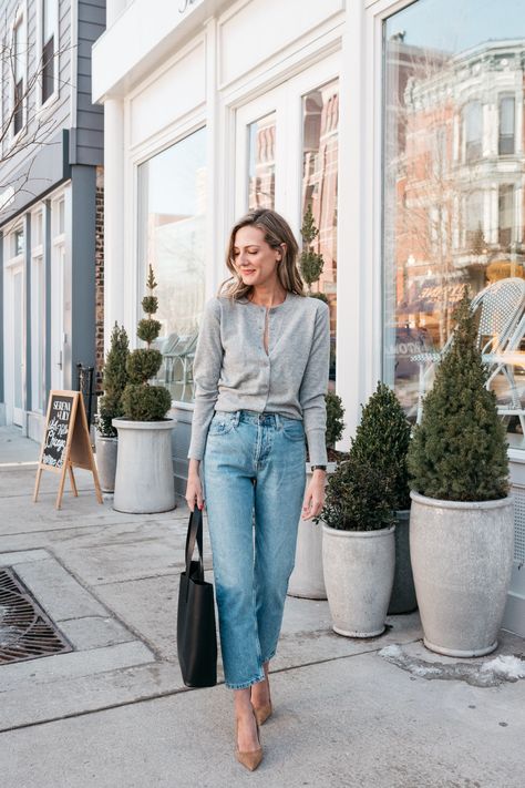 the cardigan is back how to wear with jeans - See (Anna) Jane. Looks Jeans, Cooler Style, Look Jean, Fitted Cardigan, Mode Casual, Cardigan Outfits, Jairzinho, 가을 패션, Cashmere Cardigan