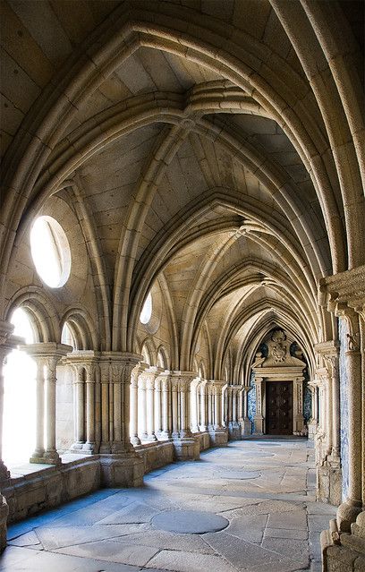 Hogwarts Shifting, Gothic Arch, Shifting To Hogwarts, Castles Interior, Images Harry Potter, Hogwarts Aesthetic, Cathedral Church, Harry Potter Aesthetic, Trik Fotografi