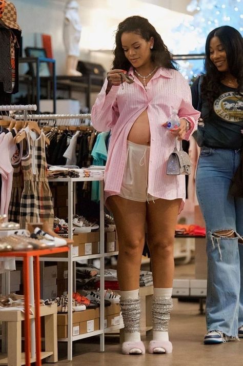 Rihanna Memes, Baby Grandma, Stile Kylie Jenner, Summer Pregnancy Outfits, Rihanna News, Rihanna Outfits, Rihanna Looks, Rihanna Riri, Pretty Pregnant