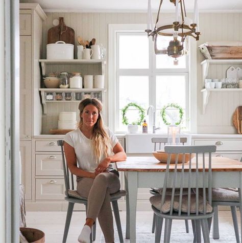 my scandinavian home: Before and After: A Run Down Property becomes a Beautiful Swedish Farmhouse Simple Cottage Interior, Swedish House Interior, Swedish Cottage Interior, Swedish Style Kitchen, Kitchen Beadboard, Cottages Interiors, Swedish Farmhouse, Scandinavian Cottage, Swedish Interiors