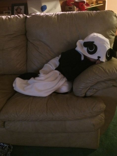 "Kiddo borrowed my panda kigurumi…cutest sleepy panda ever. 💚"  Thanks to Bama Panda for sending us this adorable pic!!   Merry Christmas Eve everyone! www.kigurumishop.com  ^^ Panda Onesie, Sleepy Panda, Panda Outfit, Cute Onesies, Merry Christmas Eve, Fun Size, Bts Book, Tulum, Christmas Eve