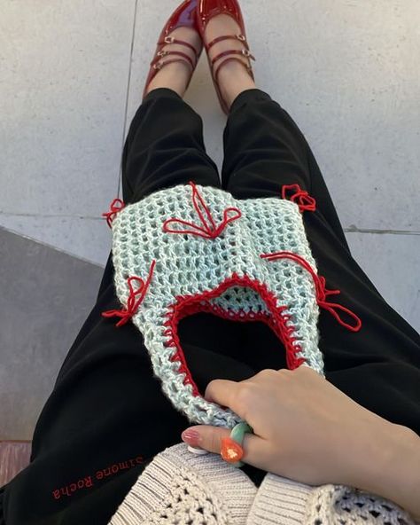 House Of Gamine on Instagram: "our signature ’Lizzy mini bag’ 🎀 made of cotton and mohair blend — My fist freehand crochet bag and I love how Lizzy turned out very very cute❤️ 500 THB *made to order* DM me to buy" Different Crochet Ideas, Cool Crochet Bags, Mohair Crochet Ideas, How To Make A Crochet Bag, Small Knit Projects, Crochet Mini Projects, Crochet Cute Ideas, Crochet Little Bag, Mini Crochet Bags