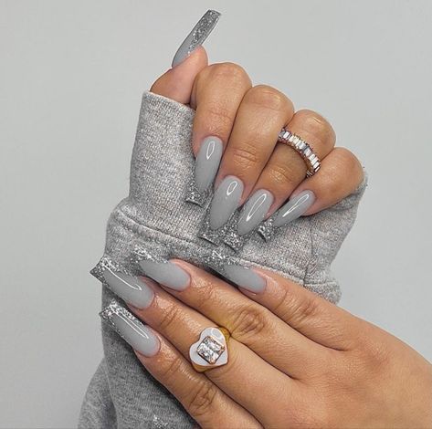 Winter Nails Grey, Gray Winter Nails, Gray Nail Designs, Grey Christmas Nails, Nails Ideas 2023, Light Gray Nails, Ongles Bling Bling, Halloween Nails Ideas, Grey Nail Art