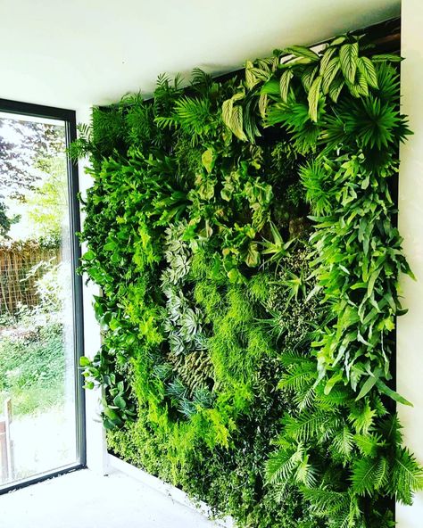 Verticale tuinen voor binnen en buiten | Vertical Gardens Living Plant Wall, Artificial Vertical Garden, Garden Wall Designs, Narrow Garden, Vertical Garden Design, Jungle Wall, Door Glass Design, Garden Villa, Spa Decor