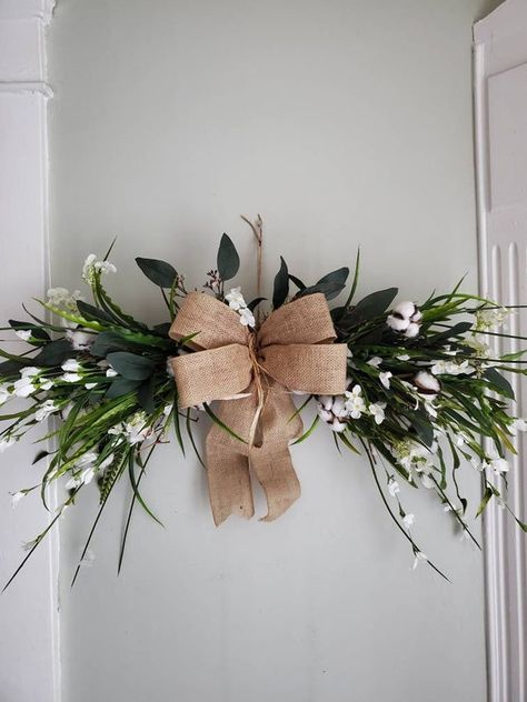 White Wild Flowers, Farmhouse Swag, Door Swags, Floral Swags, Rustic Arrangements, Swag Ideas, Farmhouse Centerpiece, Wall Decor Farmhouse, Wall Decor Rustic