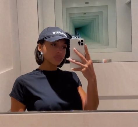 Lori Harvey Hat, Hat With Bob Haircut, Short Bob With Baseball Cap, Bob With Baseball Cap, Bob With Hat, Short Hair With Hat Baseball, Lori Harvey Short Hair, Short Hair Baseball Cap Style, Lori Harvey Bob