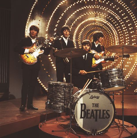 A look back at 'Revolver' on its 50th anniversary.​ The Beatles perform 'Rain' and 'Paperback Writer' on BBC TV show 'Top Of The Pops' in London on 16th June 1966. Paperback Writer, John Lennon Paul Mccartney, Beatles Photos, Beatles Pictures, 60s Music, British Invasion, The Fab Four, Ringo Starr, George Harrison