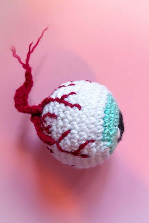 Anatomy Crochet Pattern, Crochet Organs Free Pattern, Crochet Eyeball Pattern Free, Organ Crochet, Creepy Crochet Pattern, Eyeball Crochet, Crochet Eyeballs, Crochet Spooky, Creepy Crochet