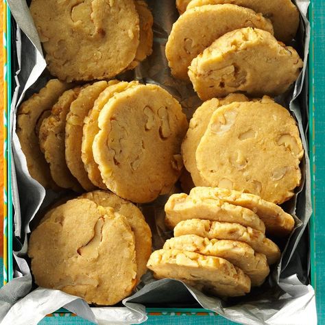 Vintage Cookie Recipes, Black Walnut Cookies, Black Walnuts Recipes, School Cookies Recipe, Walnut Cookies Recipe, Vanilla Meringue Cookies, Walnut Cookie Recipes, Cozy Fall Recipes, Classic Cookies Recipes