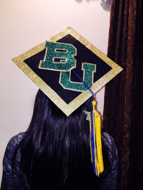 Simple, clean, but dazzling Baylor grad cap! (via @marianahalow on Twitter) Simple Grad Caps, Baylor Graduation, Future Collage, Caps Ideas, Senior Graduation Quotes, Grad Hat, Grad Cap Designs, Diy Graduation Cap, Senior Ideas