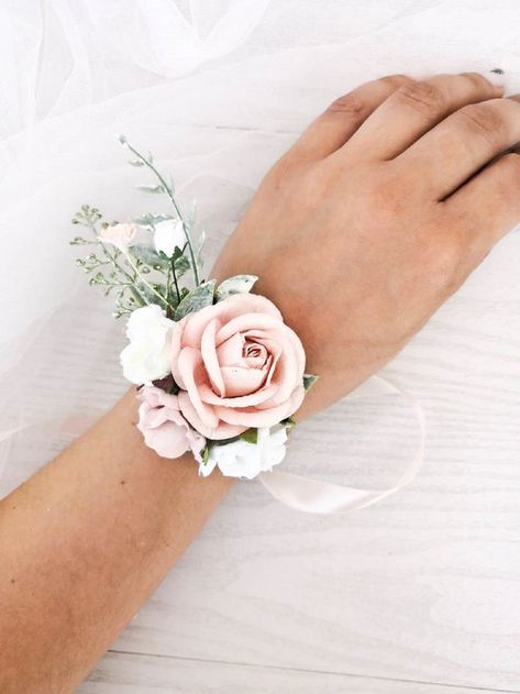 Pink Wrist Corsage, Grad Flowers, Rustic Wedding Veil, Prom Flowers Corsage, Wedding Blush Pink, White Corsage, Flower Wrist Corsage, Prom Corsage And Boutonniere, Rustic Accessories