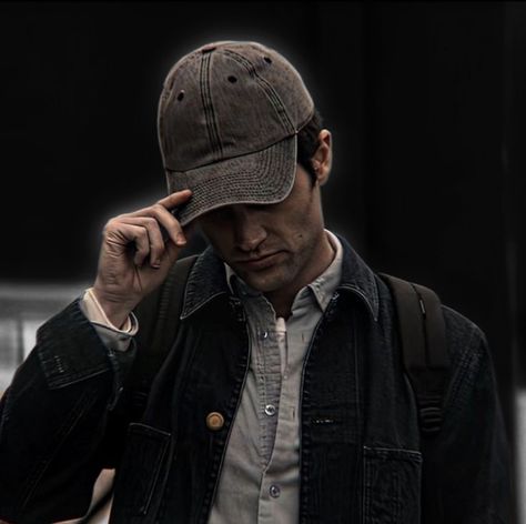 Joe Goldberg Hat, Joe Goldberg Costume, You Netflix Series Aesthetic, Joe Goldberg Quotes, Joe Goldberg Season 4, Joe Goldberg Outfit, You Joe Goldberg Wallpaper, Joe Goldberg Pfp, Joe Goldberg Wallpaper