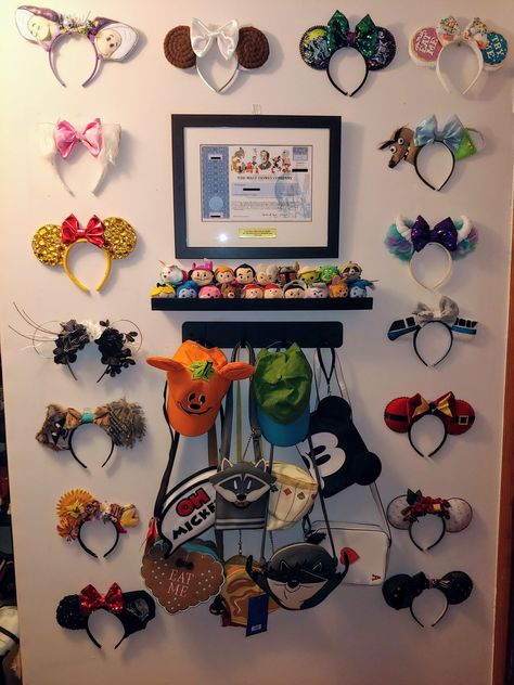 Disney Ears Display Wall, Disney Ears Display, Disney Pin Display, Disney House Ideas, Disney Themed Rooms, Casa Disney, Diy Disney Ears, Disney Diy Crafts, Diy Mickey Ears