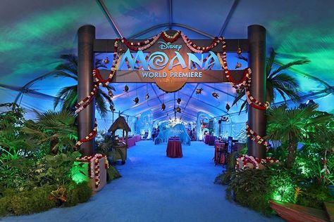 A warm and inviting entrance is the key to a great event. The entrance at The MOANA movie premiere had live foliage traditional Hawaiian design and  lots of color. #eventproduction #LosAngeles #MOANA #eventdesign #1540Productions  Line 8 Photography - http://ift.tt/1HQJd81 Moana Quinceanera Theme, Moana Decorations, Cinderella Quinceanera, Moana Movie, Quince Themes, Moana Theme, Moana Themed Party, Hawaiian Design, Party Entrance