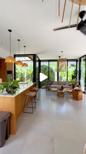 Modern Balinese Interior Kitchen, Balinese House Design, Modern Balinese Interior, Balinese Interior Design, Modern Zen House, Balinese Interior, Balinese Villa, Balinese Garden, Lush Jungle