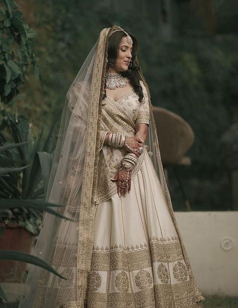 Bridal Lehenga White, White Wedding Lehenga, Lehenga White, Pre Wedding Photoshoot Beach, Wedding Outfits For Women, Bridal Lengha, Bridal Lehenga Designs, White Lehenga, Simple Lehenga