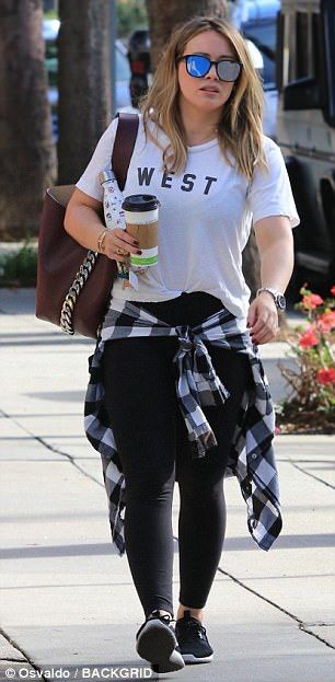 Hilary dressed for comfort in workout leggings, a plaid flannel wrapped around her waist, ... Flannel Around Waist Outfit, Flannel Around Waist, Waist Outfit, Hillary Duff, Cozy Fall Outfits, Behati Prinsloo, Lily Aldridge, Hilary Duff, Cozy Chic