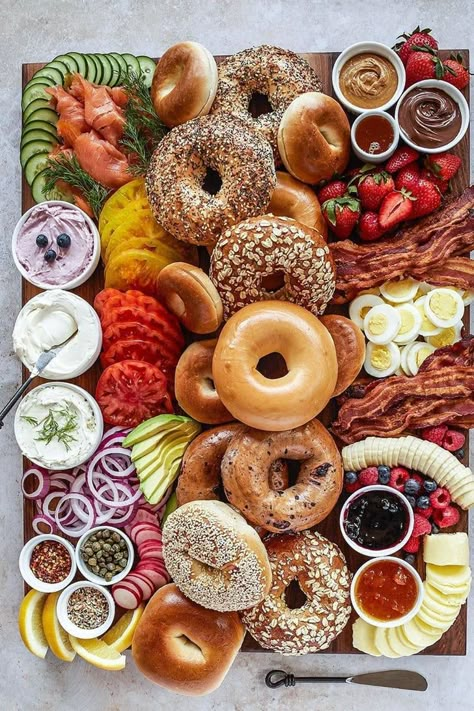 Brunch Boards, Breakfast Charcuterie, Holiday Charcuterie, Breakfast Platter, Charcuterie Inspiration, Snack Board, Party Food Platters, Charcuterie Recipes, Idee Pasto Sano