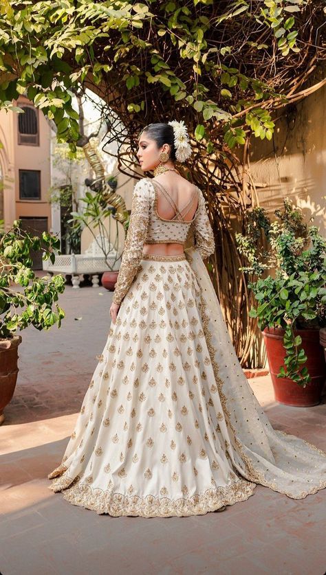 Lengha White, Silk Lehenga Banarasi, Rajasthani Lengha, Mehendi Bridal, Latest Bridal Lehenga Designs, Nikah Outfit, Bridal Lehenga Designs, White Lehenga, Lehenga Dupatta