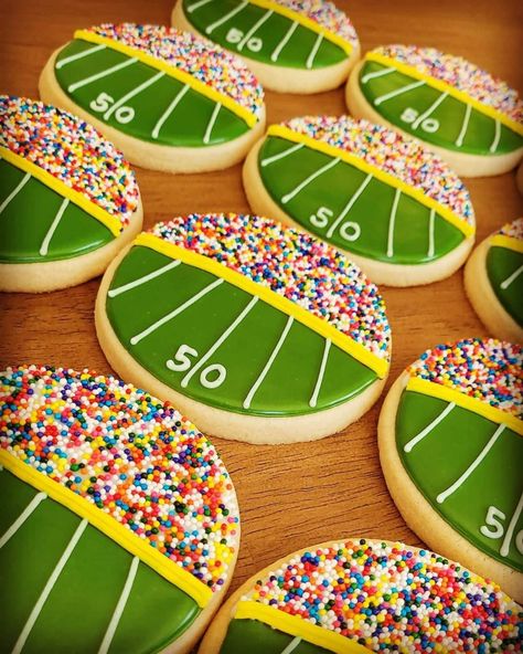 Superbowl Cookies Royal Icing, Superbowl Cookies, Superbowl Cupcakes, Sport Cookies, Football Sugar Cookies, Football Themed Food, Super Bowl Cookies, Buttercream Cookies, Tailgating Ideas