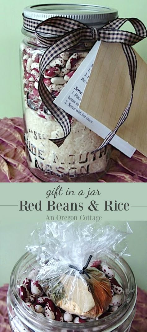 Red Beans and Rice gift in a jar makes an unusual and welcome gift. #masonjar #recipe Foodsaver Ideas, Jar Soups, Jar Food Gifts, Mason Jar Gifts Recipes, Mason Jar Mixes, Jar Mixes, Gift In A Jar, Recipe Gift, Gift Jars