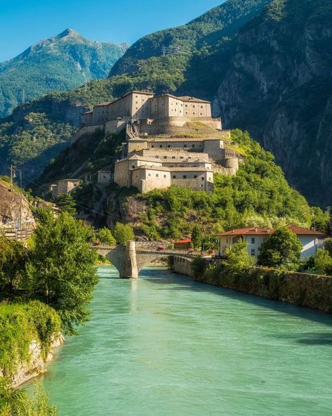 The imposing Bard Fortress, overlooking the Dora Baltea river and the beautiful village below. Aosta Valley, Northern Italy. Life In Italy, Aosta Valley, Abandoned Village, Italian Village, Africa Do Sul, Explore Italy, Regions Of Italy, Italy Aesthetic, Village Life